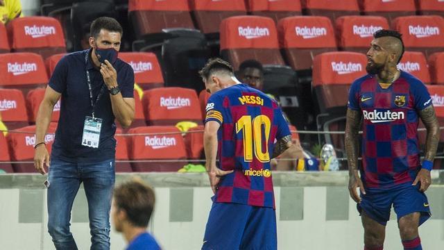 Barcelona 30 06 2020 Deportes Eder Sarabia Vidal y Messi en na pausa para hidratacion durante el partido de liga entre el FC Barcelona y el Atletico de Madrid Fotografia de Jordi Cotrina