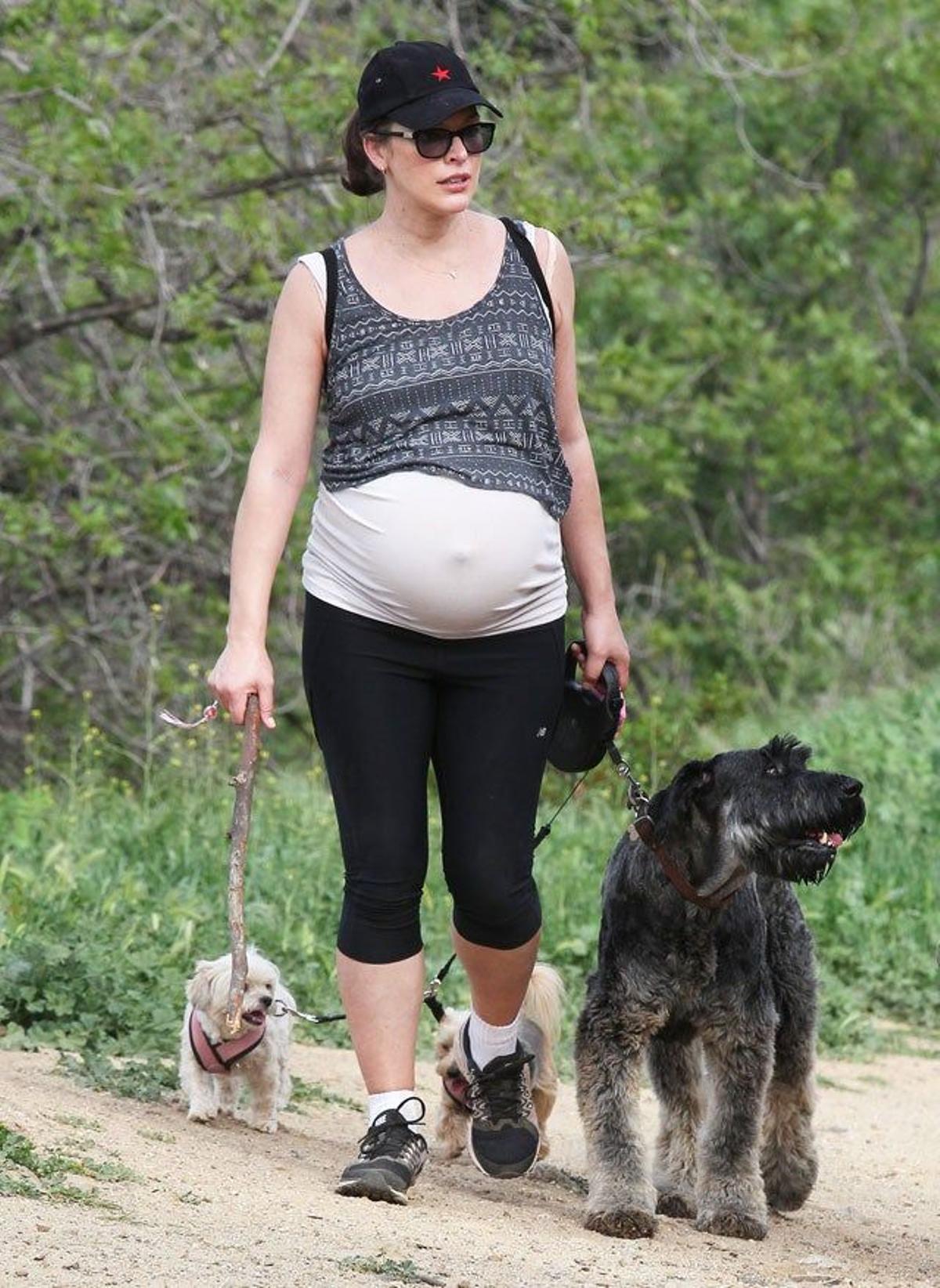 Una embarazadísima Milla Jovovich sale a pasear por Los Ángeles con sus tres perros