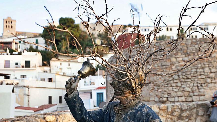  El artista sueco Gustaf Broms, durante su performance titulada ‘Realidades perforadas’, también en el baluarte de Sant Pere. 