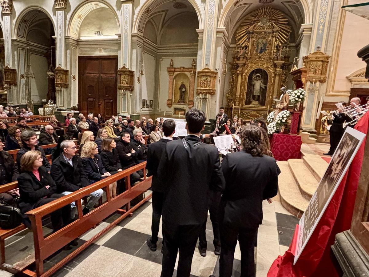 El público asiste al pregón mientras la banda interpreta varias piezas durante el acto inaugural de la Semana Santa en Almassora.
