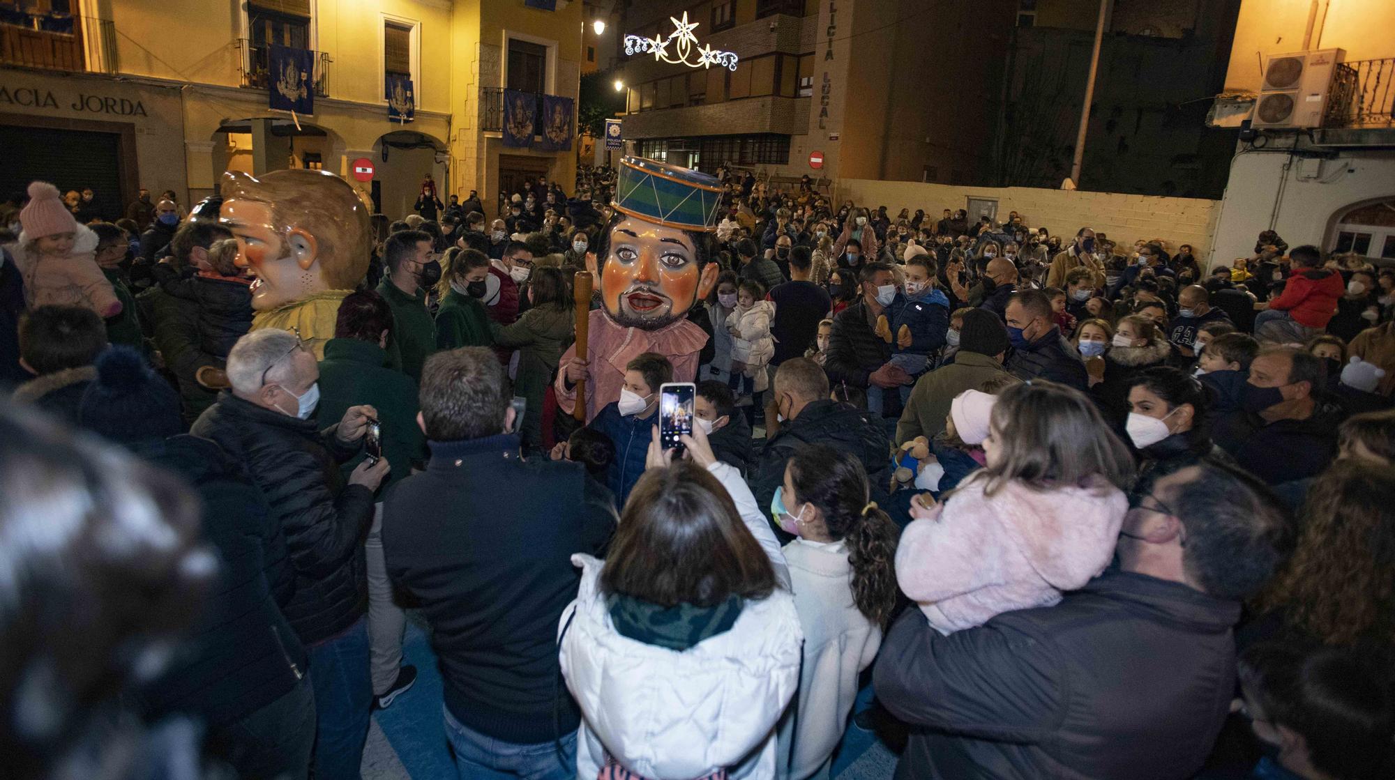 Ontinyent se vuelca en la "retreta" y el desfile de "Gegants i Cabets" por las fiestas de la Purísima