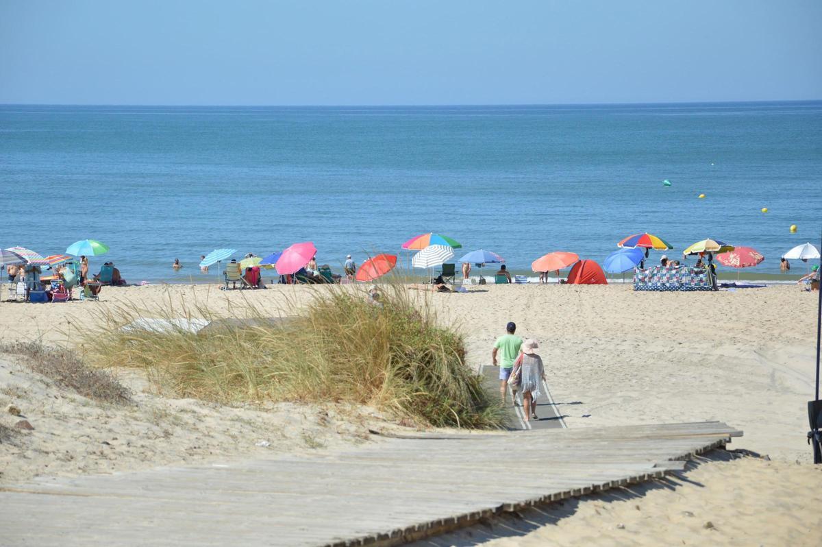 La playa de Matalascañas recuperará parte de su arena.