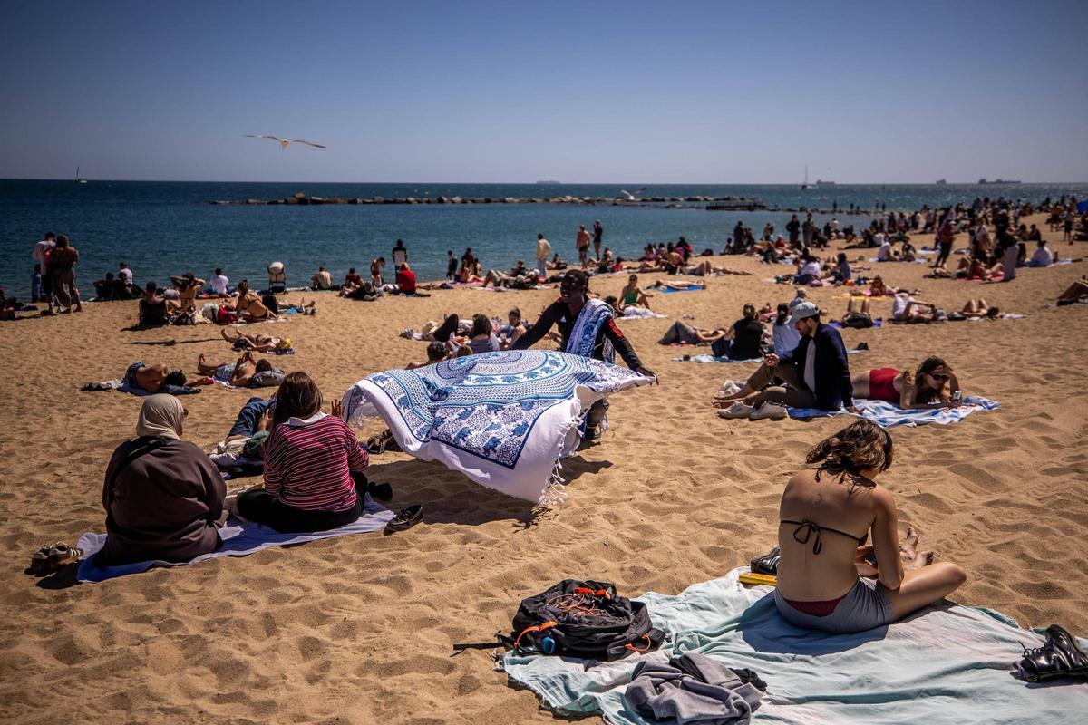 Ambiente de verano en las playas de Barcelona por Semana Santa
