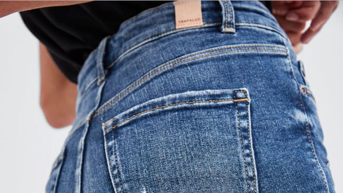 Mujeres que apuntan alto con sus jeans de tiro alto. Estilismos