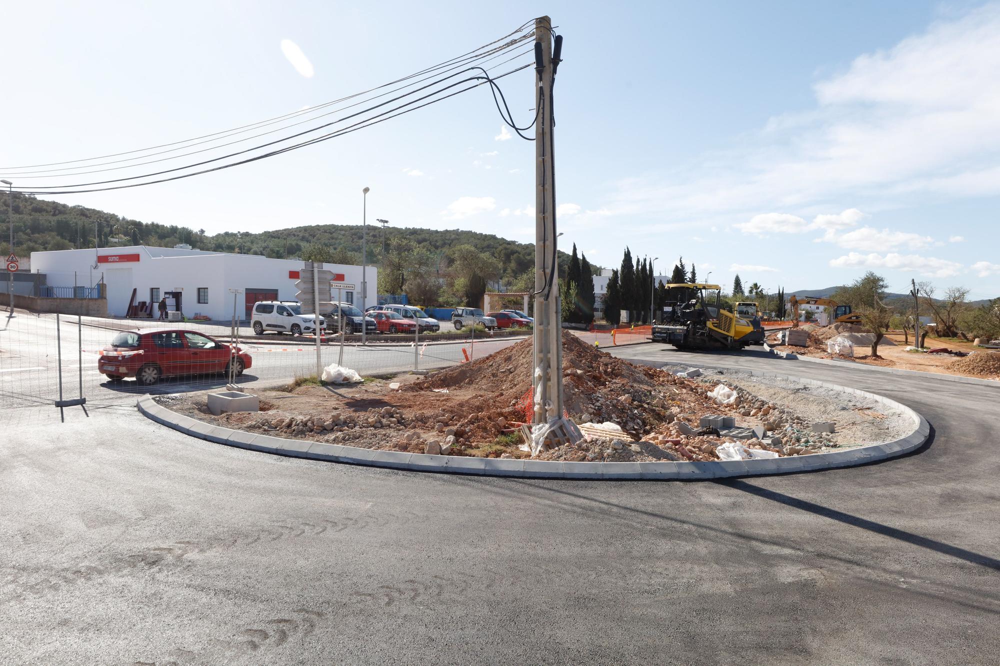 Obras en una rotonda de Sant Carles