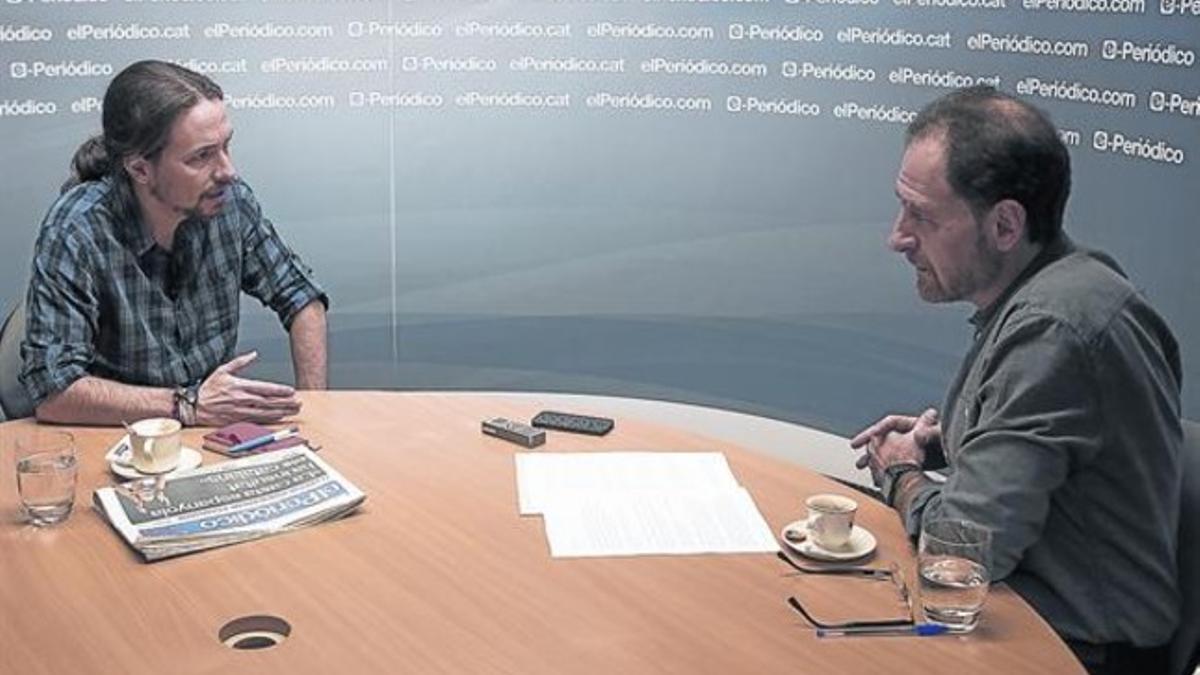 Pablo Iglesias y el director de EL PERIÓDICO, Enric Hernàndez, durante la entrevista desarrollada en el plató de televisión de EL PERIÓDICO.