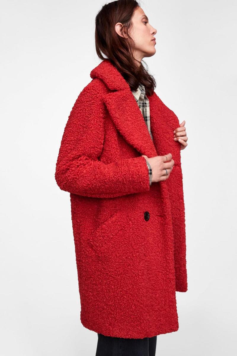 Abrigo de textura borreguillo en color rojo, de Zara (Precio: 69,95 euros)