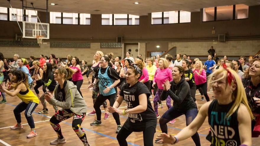 Multitudinaria clase de zumba para comprar juguetes educativos