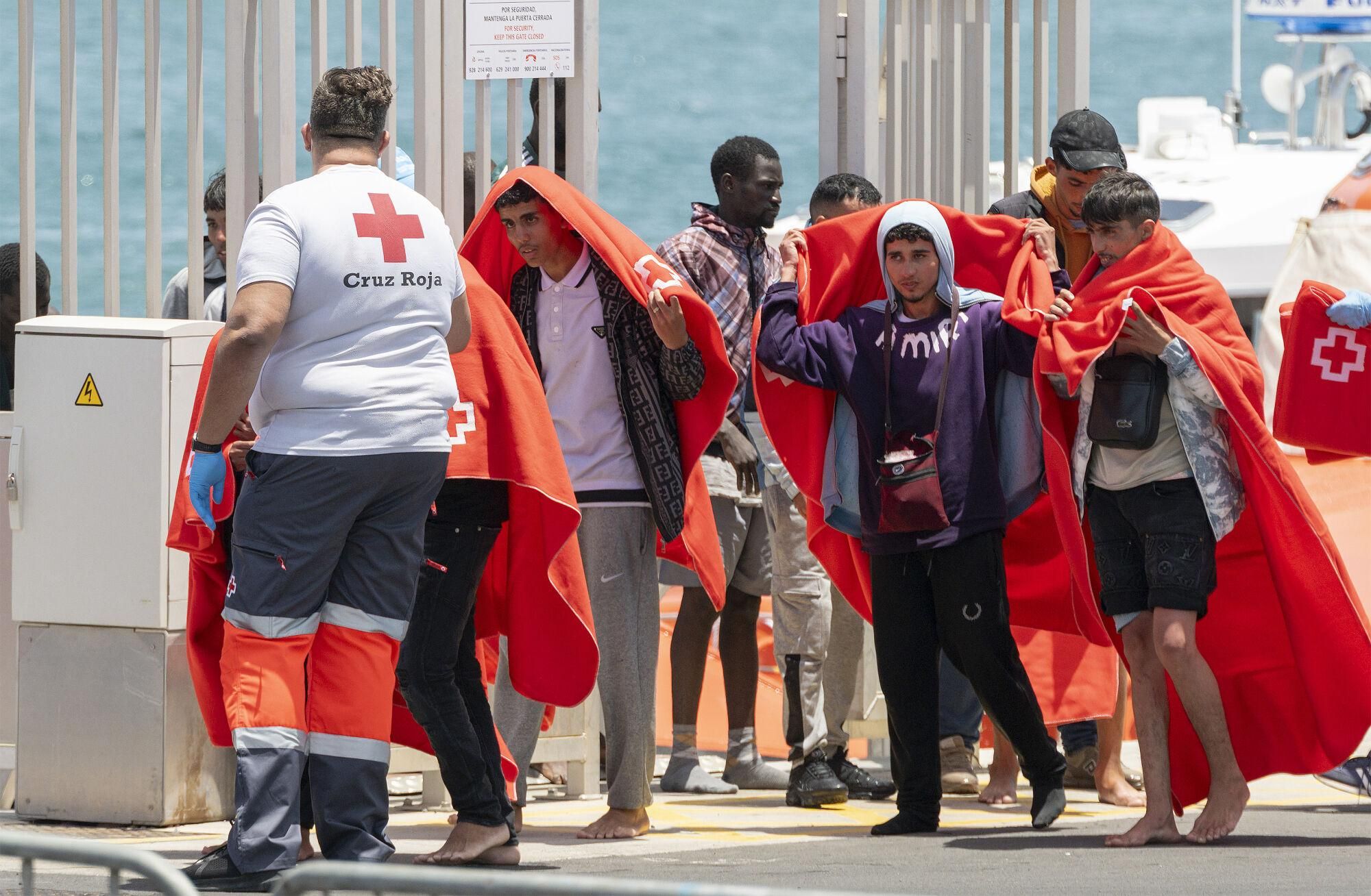 Una mujer sin piernas, entre las 38 personas rescatadas de una neumática cerca de Lanzarote
