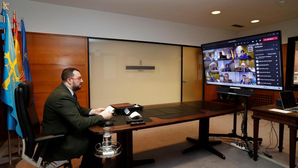 El presidente del Principado, Adrián Barbón, durante la reunión del Consejo de Gobierno de esta mañana, celebrado de forma telemática.