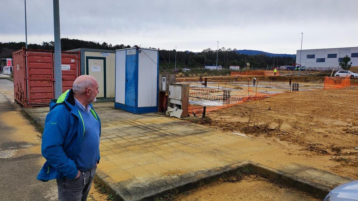 El presidente de la entidad de conservación, Francisco García, observa la urbanización de las nuevas parcelas.