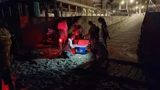 Dos tortugas boba ponen en un mes más de 200 huevos en la playa de Arenales
