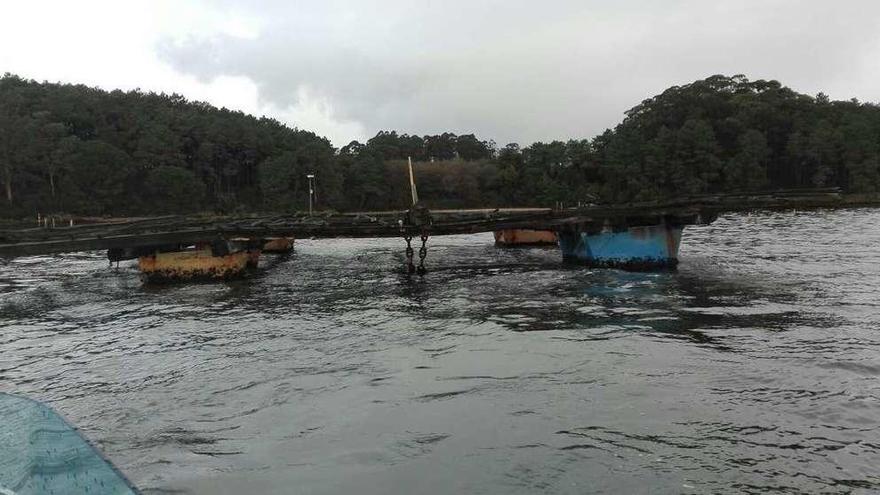 La batea de Cambados que se fue a la deriva y acabó sobre los parques de cultivo de Carril. // Cedida