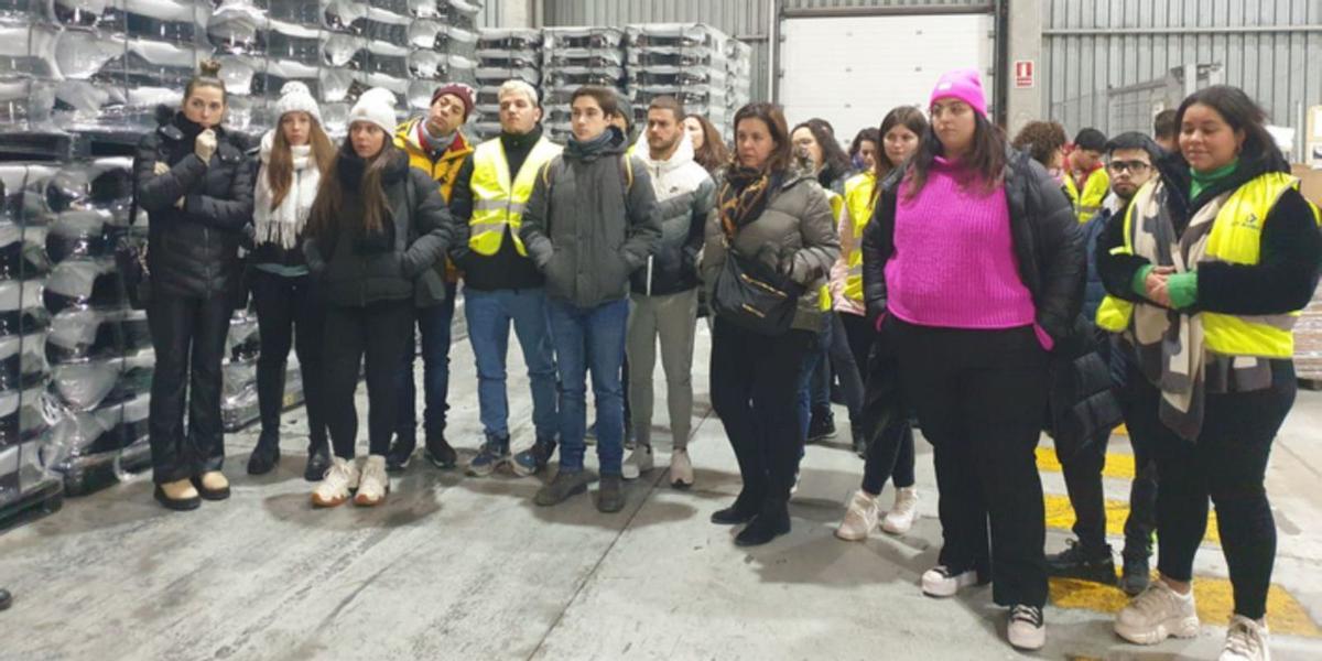 Alumnos del Ciclo Superior de Transporte y Logística del IES León Felipe visitan el puerto seco de Burgos