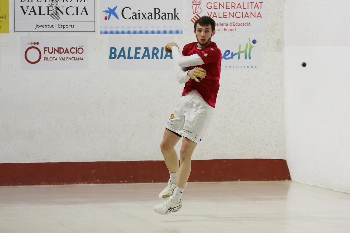Montaner executant un rebot en la partida del passat dilluns al trinquet de Xeraco.