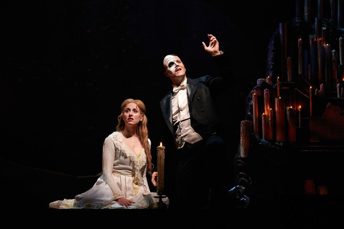 Ana San Martín y Daniel Diges como Christine Daaé y Fantasma
