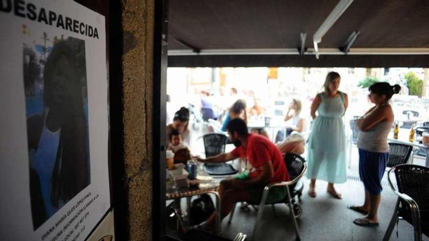 Un cartel con la foto de Diana en una cafetería de A Pobra. // I. Abella