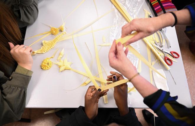 Cáritas Elche organiza un taller de palma blanca con el fin de recaudar fondos con unas 7000 solapas para domingo de ramos