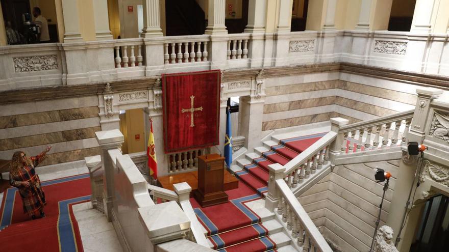 El atril para los discursos de la toma de posesión, instalado en la escalinata del palacio de la Junta. | Luisma Murias