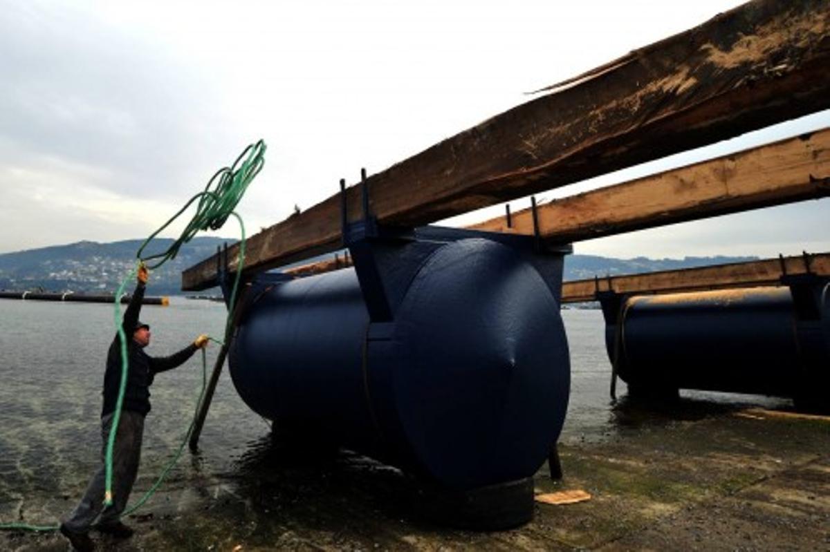 Construcción de una batea en Arousa