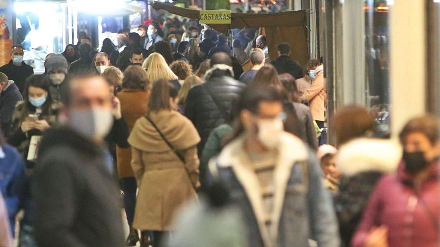 Público en una calle comercial de Alicante en la víspera de la pasada Navidad.