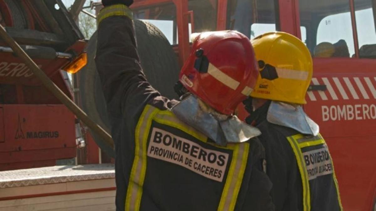 Bomberos actuando en una imagen de archivo.