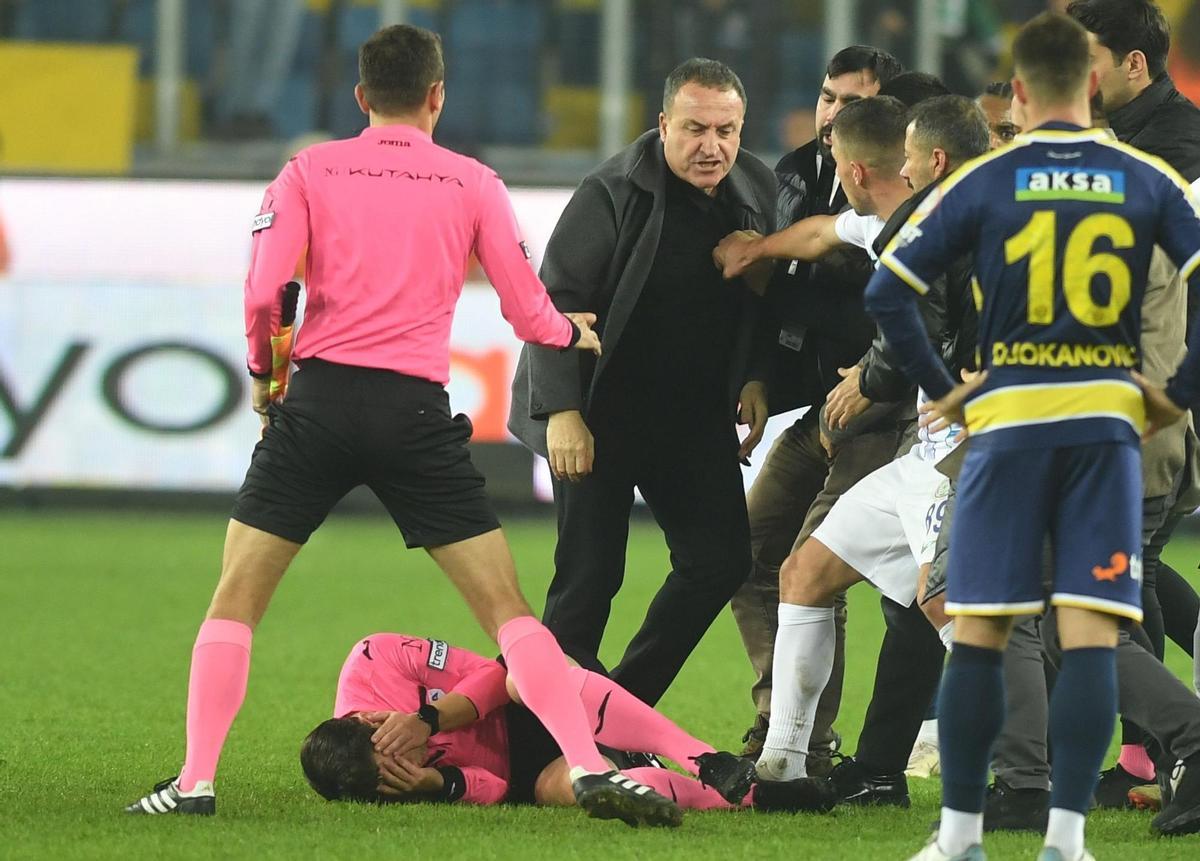 El árbitro turco Umut Meler, después de recibir un puñetazo del presidente del Ankaragucu Faruk Koca durante una jornada de la Süper Lig.