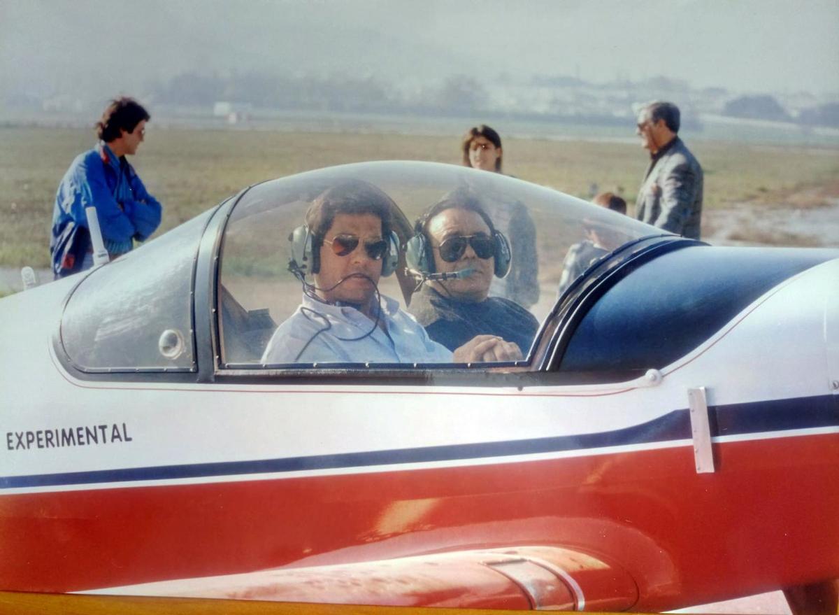 Rafael Ruiz Liébana, a los mandos de un avión.