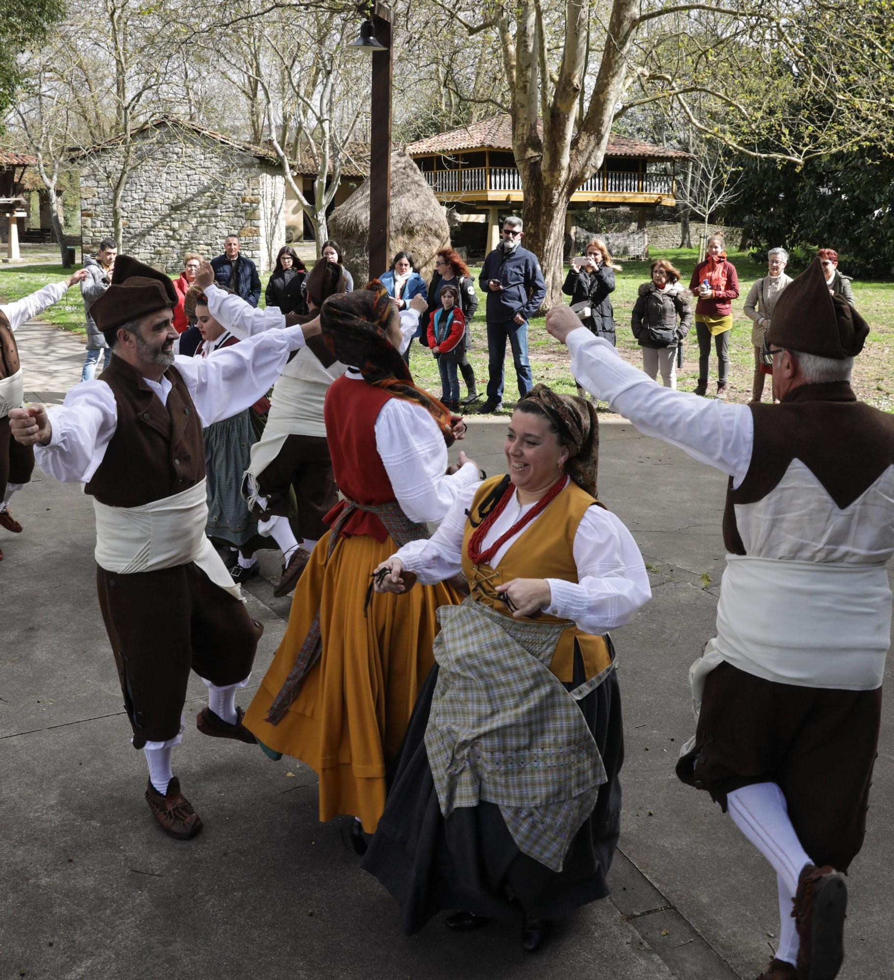 Bailes y cantares en el Muséu Pueblu d’Asturies (en imágenes)