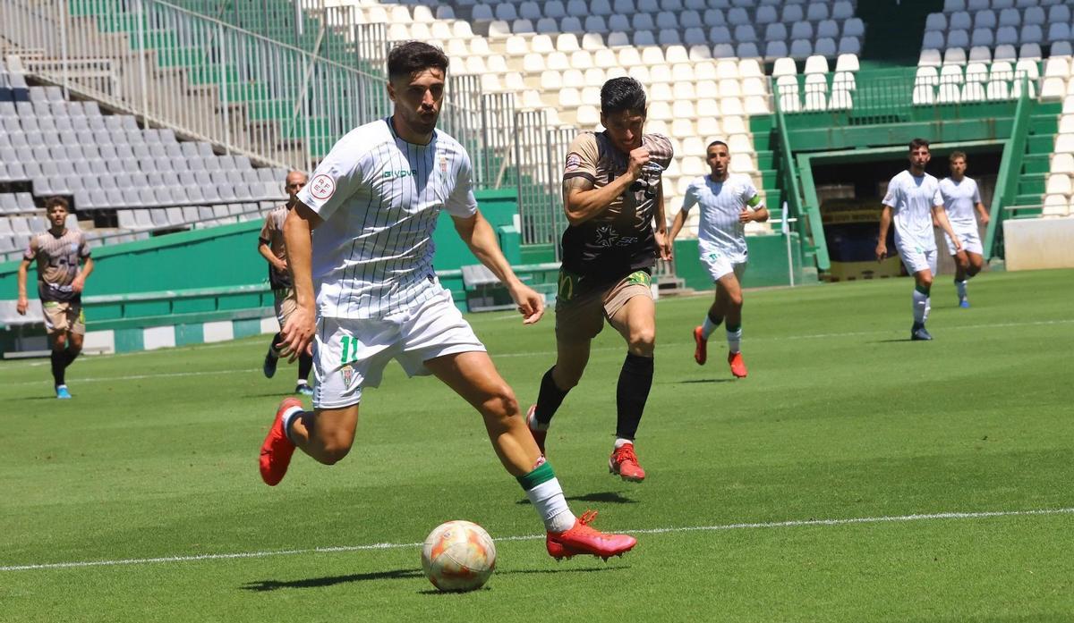 Adrián Turmo controla el esférico durante el encuentro ante el Ciudad de Lucena-