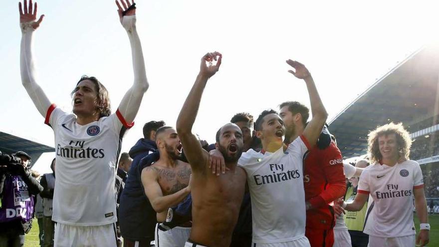 Jugadores del Paris Saint Germain celebran el título en el campo del Troyes. // Yoan Valat