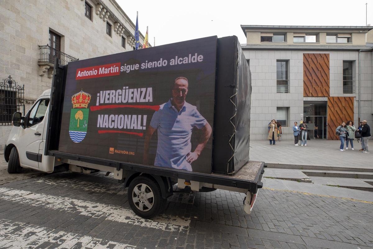 Camión aparcado frente a los juzgados.