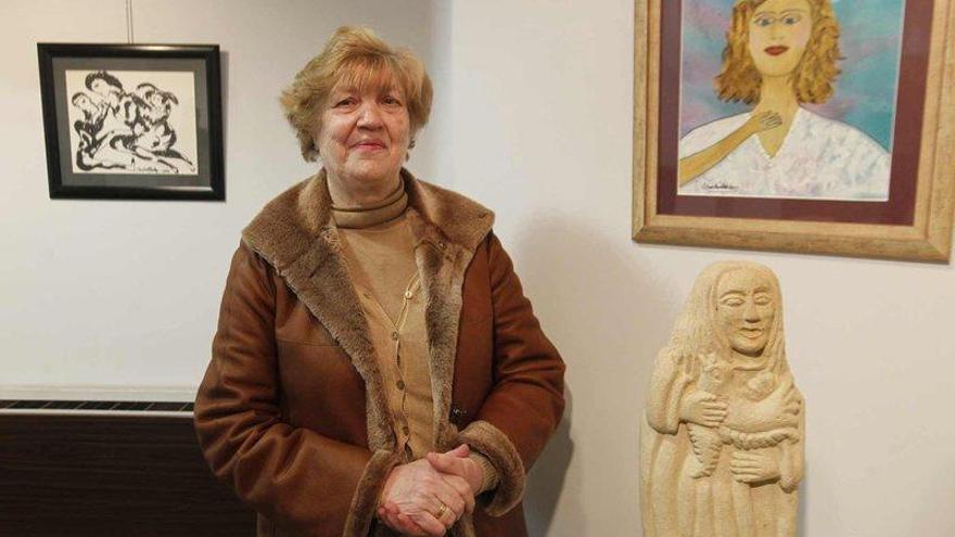 Pilar Fernández Caballero, junto a tres de sus obras.