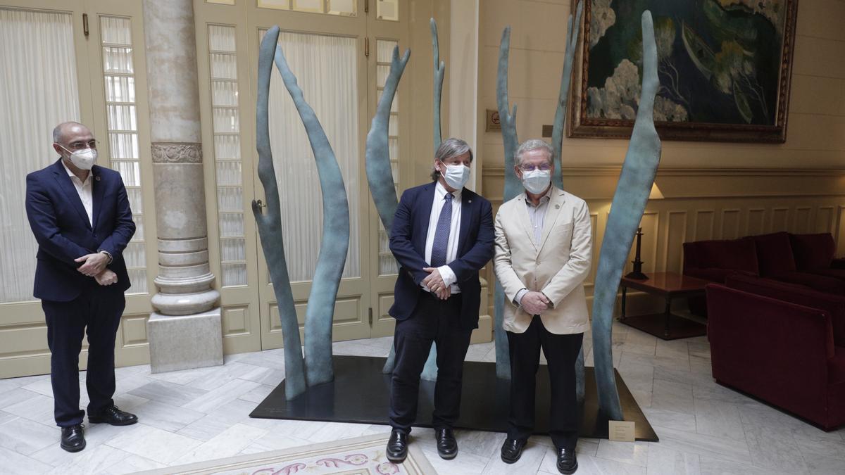 Andreu Serra, conseller insular de Turismo, Vicenç Thomàs, presidente del Parlament, y  Manuel Butler.