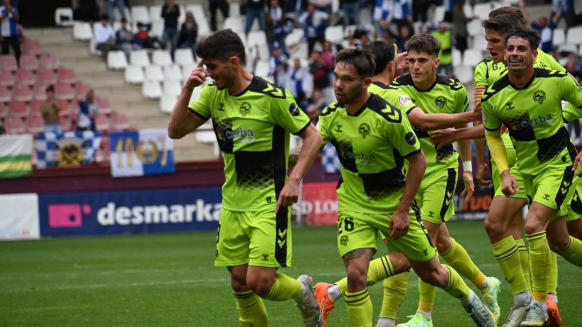 Los jugadores del Sabadell celebrando ante el Logroñés