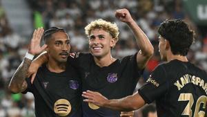 Raphinha celebrando el primero de sus goles con Fermín López y Xavi Espart