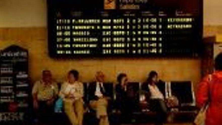 Un vuelo de Tenerife llega con 15 horas de retraso a Zaragoza