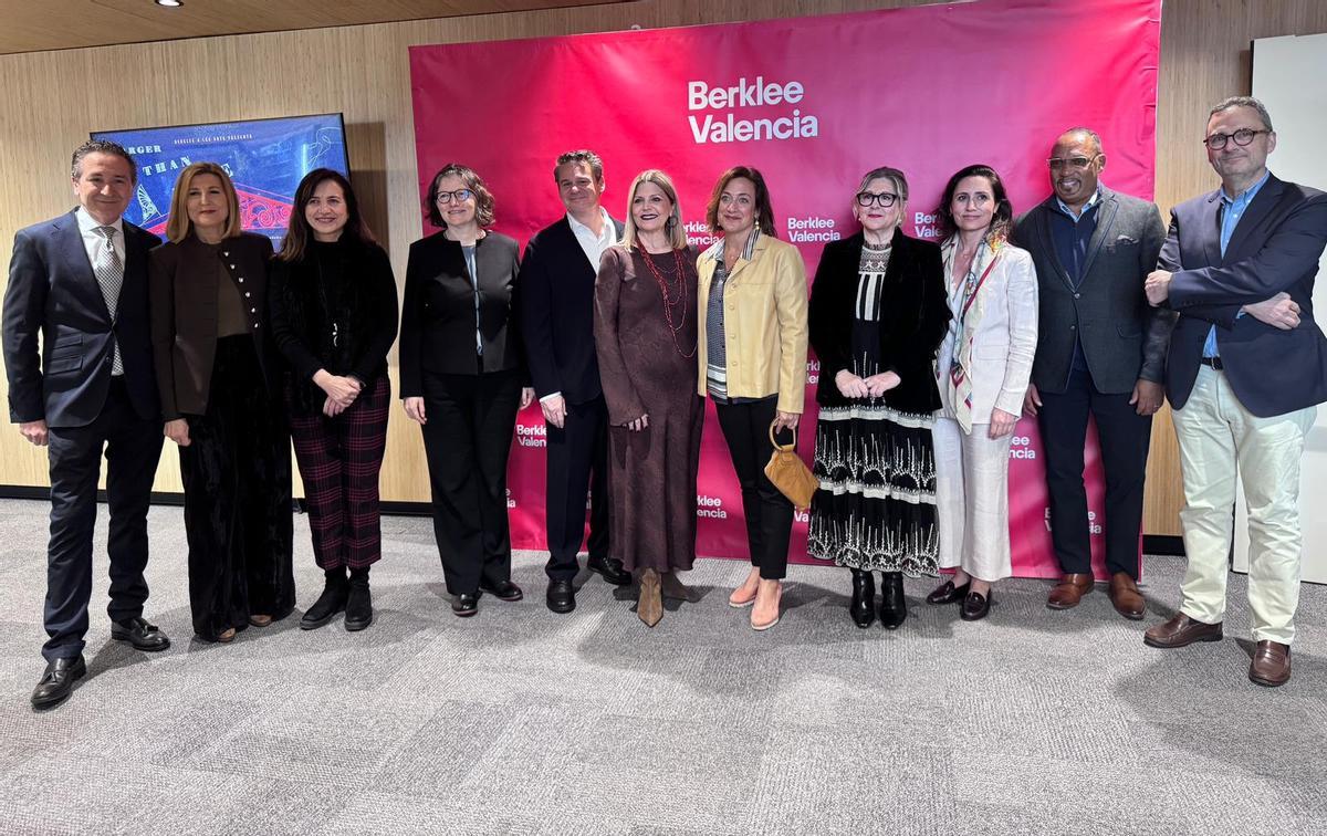 El presidente de Berklee, Jim Lucchese, y la consellera Carmen Ortí con los responsables de la entidad y la Generalitat en la inauguración del campus.
