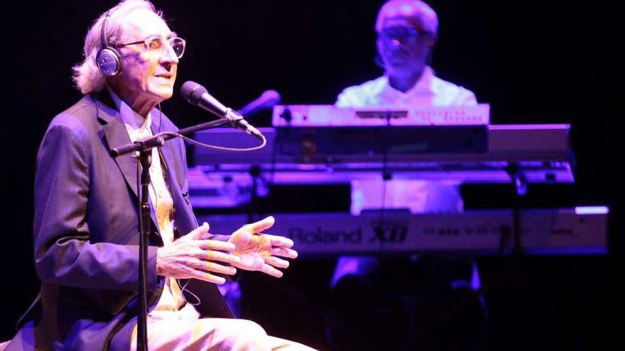 El cantautor Franco Battiato, en un concierto en el Auditorio Mar de Vigo.