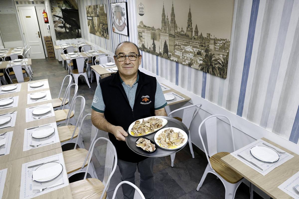 Manuel Raúl Fraga, con la famosa tapa de oreja de su restaurante en Santiago.