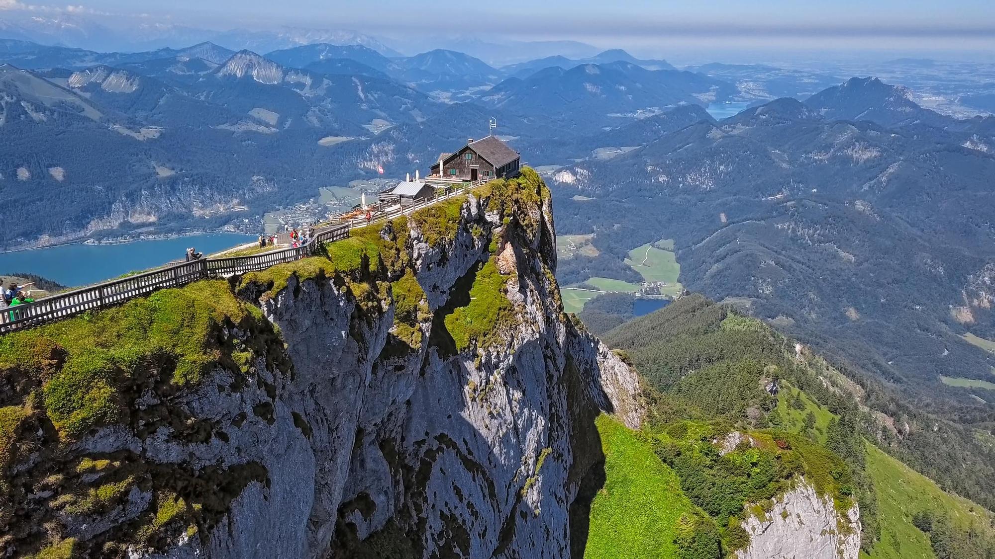 Un mirador en la cumbre de la montaña Schafberg en Salzkammergut