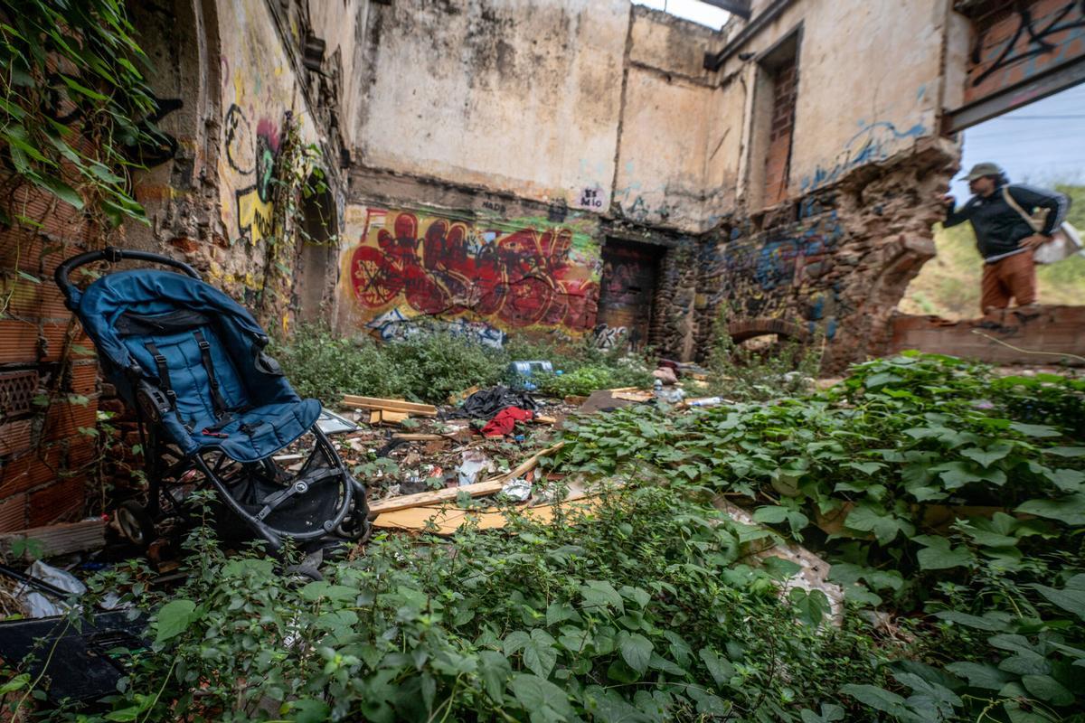 Barcelona 01/09/2025 Barcelona Vertidos ilegales e incontrolados de escombros , sacos de obra, residuos industriales y otros en puntos del Parc Natural de Collserola, en el distrito de Nou Barris. AUTOR: JORDI OTIX