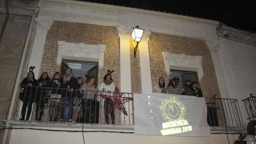 Jóvenes instalados en la balconada del Ayuntamiento de Fuentesaúco.