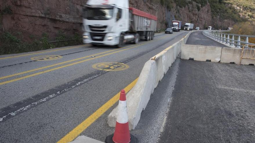 El tram de Can Gomis està ja eixamplat, però s&#039;ha d&#039;asfaltar creant un tercer carril i instal.lar-hi una mitjana