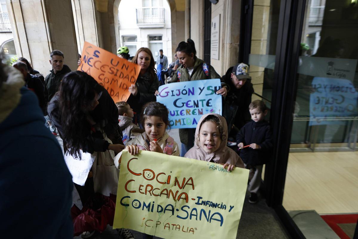 Pequeños, a las puertas del Ayuntamiento,c on pancartas reivindicando comida sana en sus colegios.