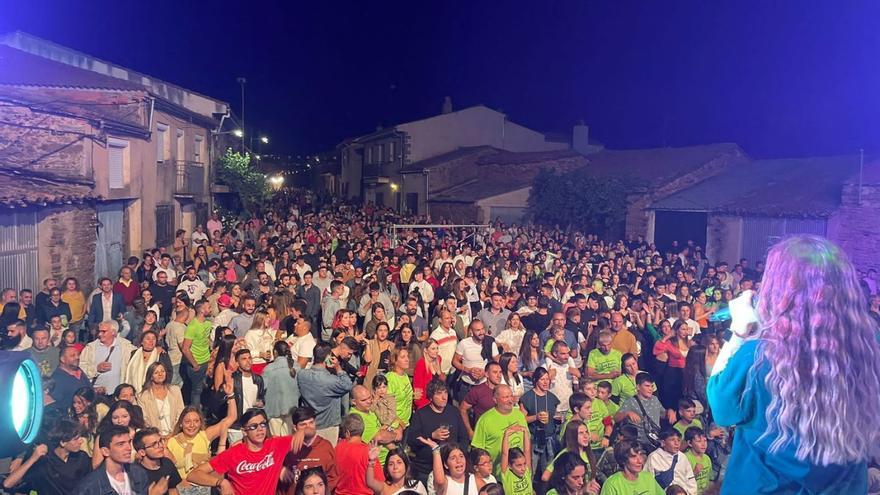 Arriba, la joven durante uno de sus conciertos. Abajo, un momento durante la grabación del videoclip. | Chany Sebastián