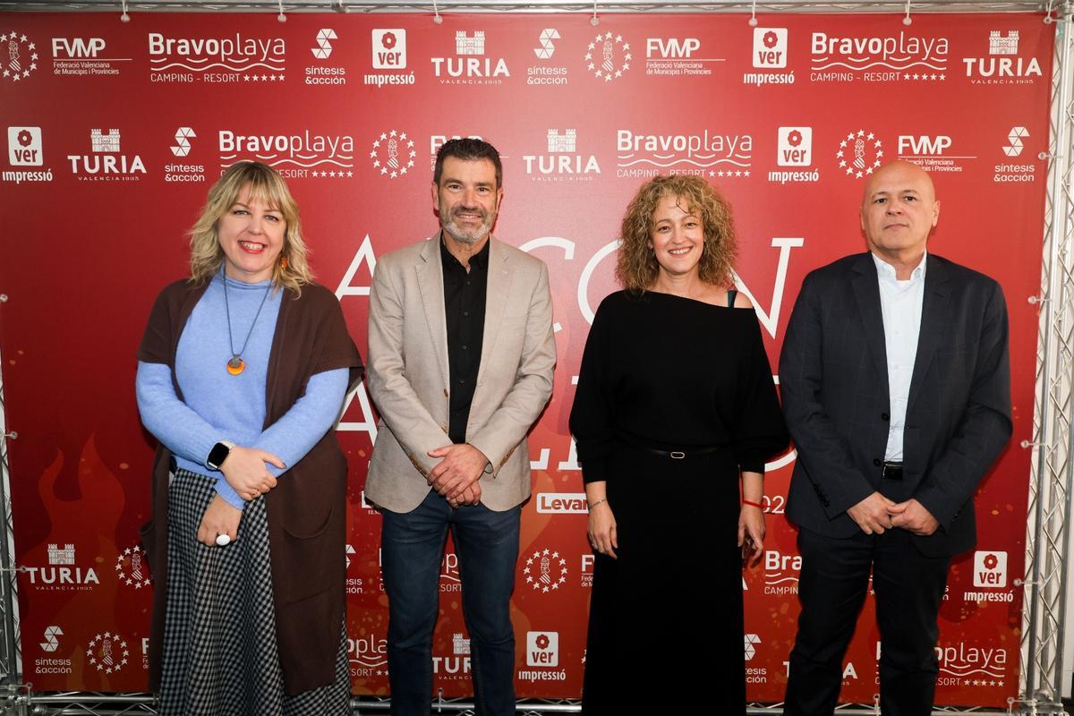 Alcaldes y alcaldesas copan el tercer día de balcón fallero de Levante-EMV