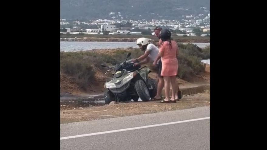 VÍDEO: Los conductores de un quad intentan liberar el vehículo tras hundirse en ses Salines de Ibiza