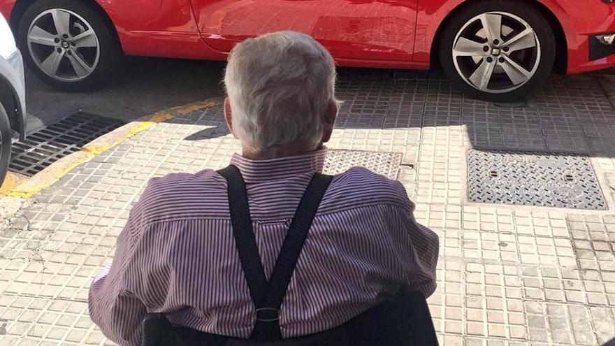 El drama de la accesibilidad bloqueada por los coches en Palma