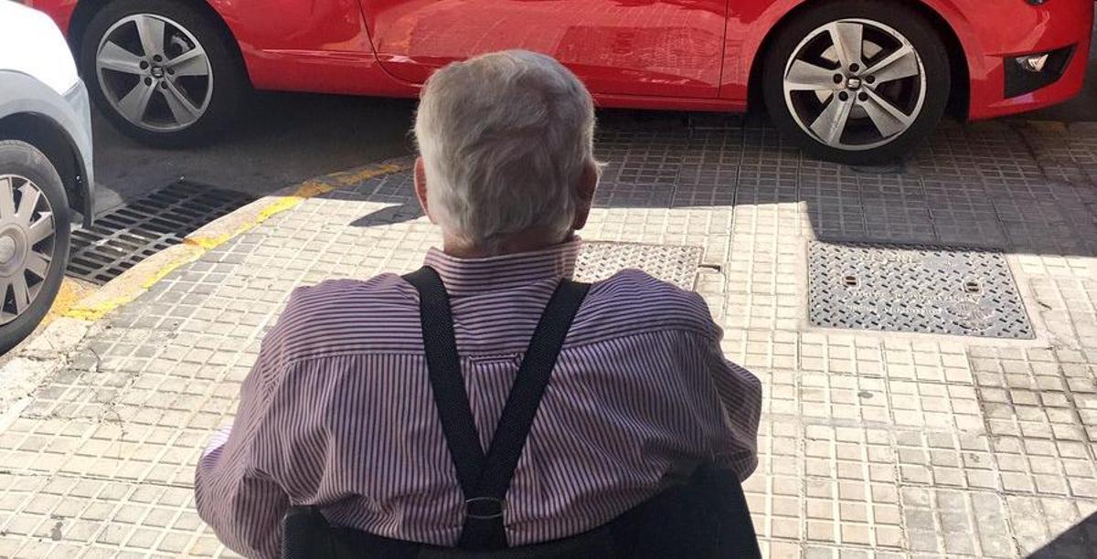 El drama de la accesibilidad bloqueada por los coches en Palma